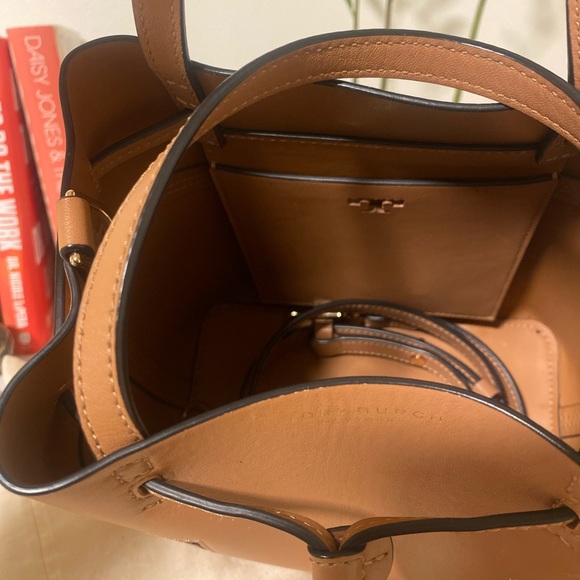 Tory Burch bucket bag with crossbody strap - Picture 5 of 5